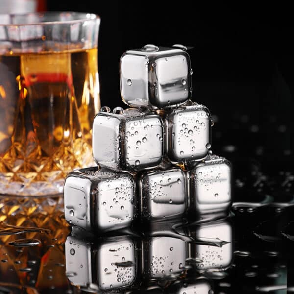 Imagen del cubo de hielo de acero inoxidable con vaso de licor